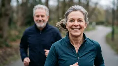 Jo kevyt liikunta 50-vuotiaana tuottaa yllättäviä tuloksia: asiantuntijoiden näkemyksiä