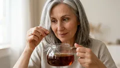 Hiusväri suoraan teekannusta: helppo tapa peittää harmaat hiukset kotikonsteilla